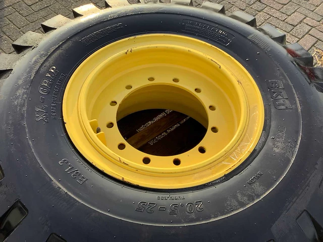 Bkt xl-grip 20.5-25 band met velg - afbeelding 2 van  3