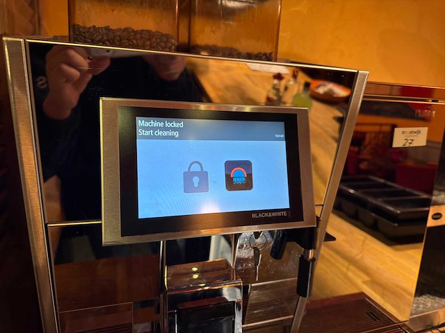 Black and white koffiemachine - afbeelding 1 van  2