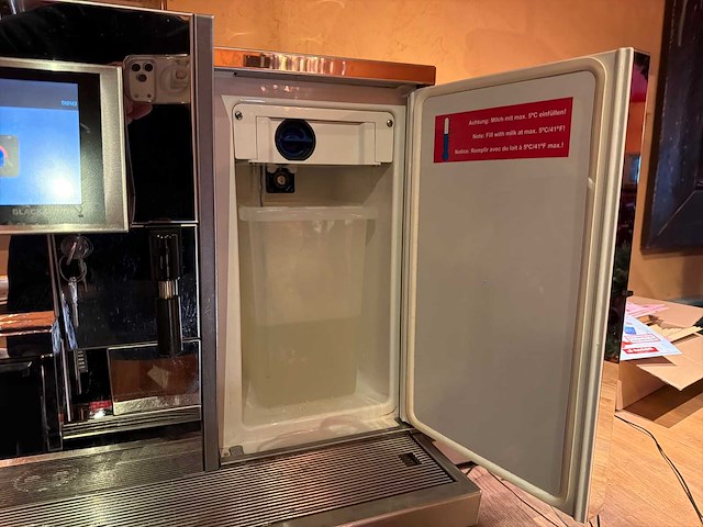 Black and white koffiemachine - afbeelding 2 van  2