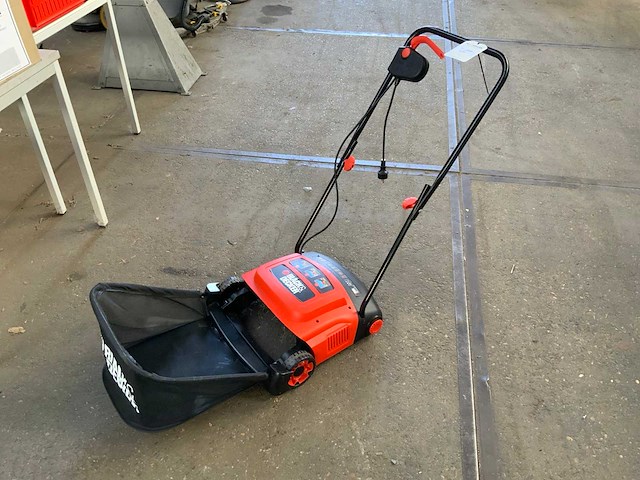 Black & decker gdd 300 verticuteermachine - afbeelding 1 van  3