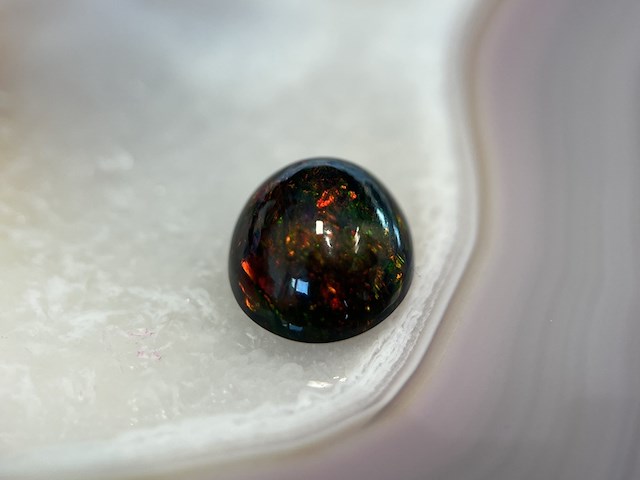 Black opal - 4.00 carat natuurlijke black opal - afbeelding 2 van  3