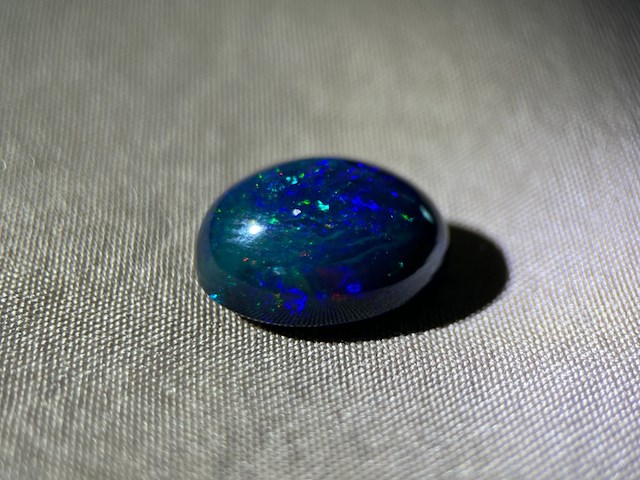 Black opal - 7.64 carat natuurlijke black opal - afbeelding 1 van  3