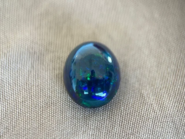 Black opal - 7.64 carat natuurlijke black opal - afbeelding 2 van  5