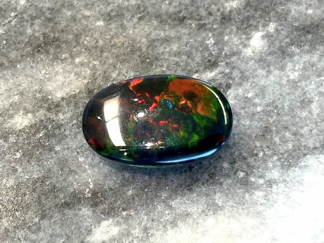 Black opal - 7.83 carat natuurlijke black opal - afbeelding 2 van  4