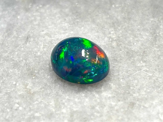 Black opal 4.41 carat natuurlijke black opal - afbeelding 1 van  4