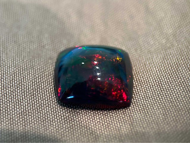 Black opal 4.60 carat natuurlijke black opal - afbeelding 2 van  4