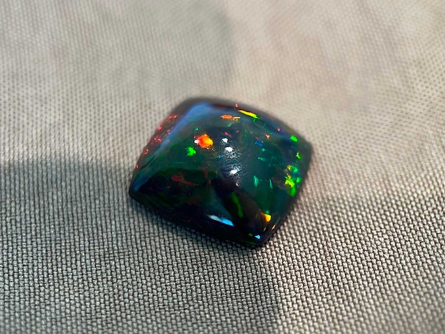 Black opal 4.60 carat natuurlijke black opal - afbeelding 4 van  4
