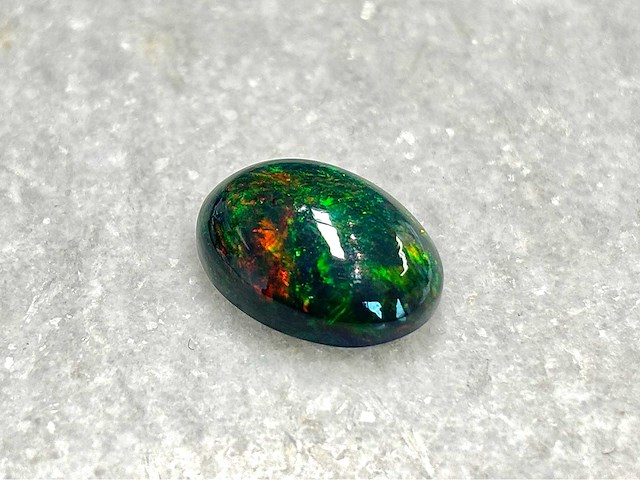 Black opal 5.56 carat natuurlijke black opal - afbeelding 1 van  4