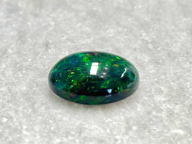 Black opal 5.56 carat natuurlijke black opal - afbeelding 2 van  4