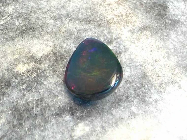 Black opal 5.60 ct - afbeelding 2 van  4