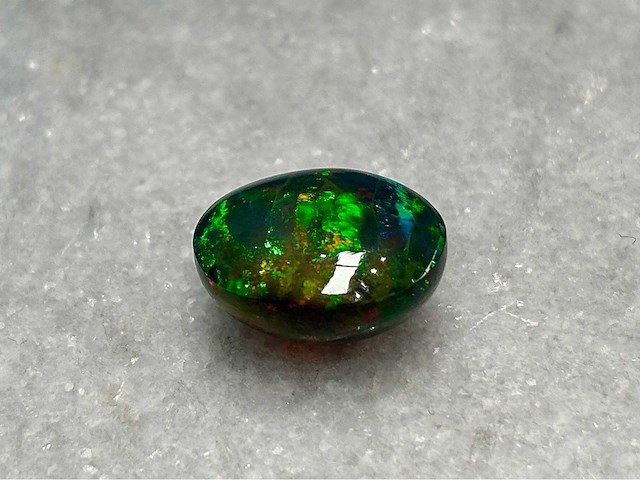 Black opal 6.73 carat natuurlijke black opal - afbeelding 4 van  4
