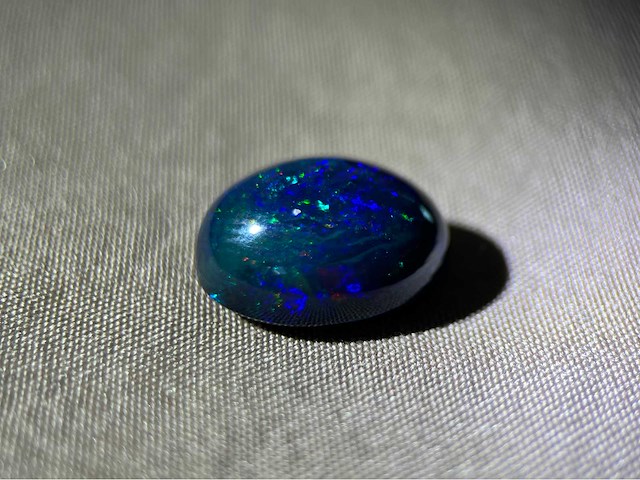 Black opal 7.64 carat natuurlijke black opal - afbeelding 1 van  4