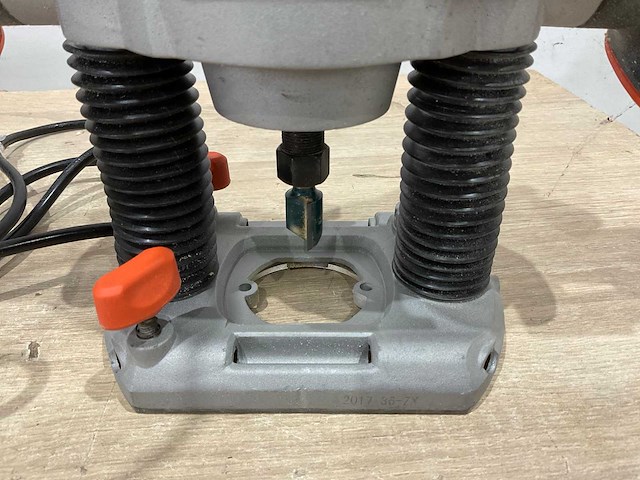 Black&decker - kw1200e - bovenfrees - afbeelding 3 van  4