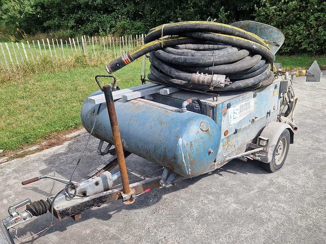 Blauw betonpomp - afbeelding 1 van  10