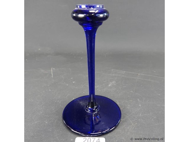 Blauw glazen kandelaar - afbeelding 1 van  5