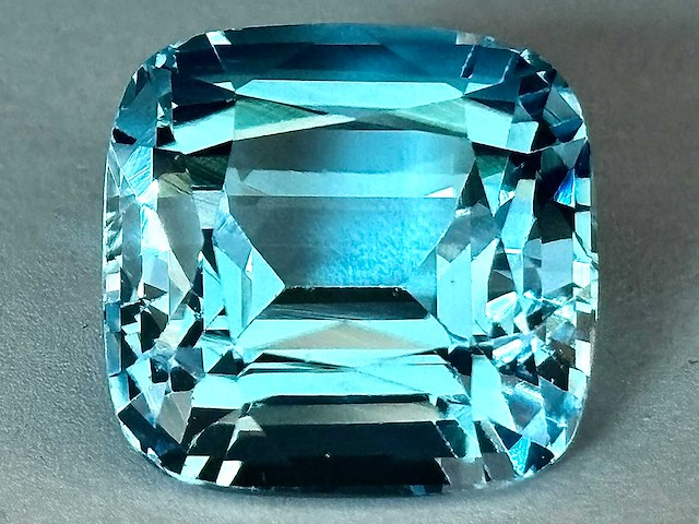 Blauwe topaas 38.61 carat - afbeelding 1 van  4