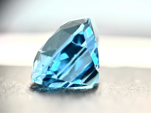 Blauwe topaas 50.00 carat - afbeelding 1 van  4