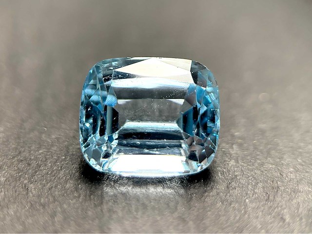Blauwe topaas 9.67 carat - afbeelding 1 van  4