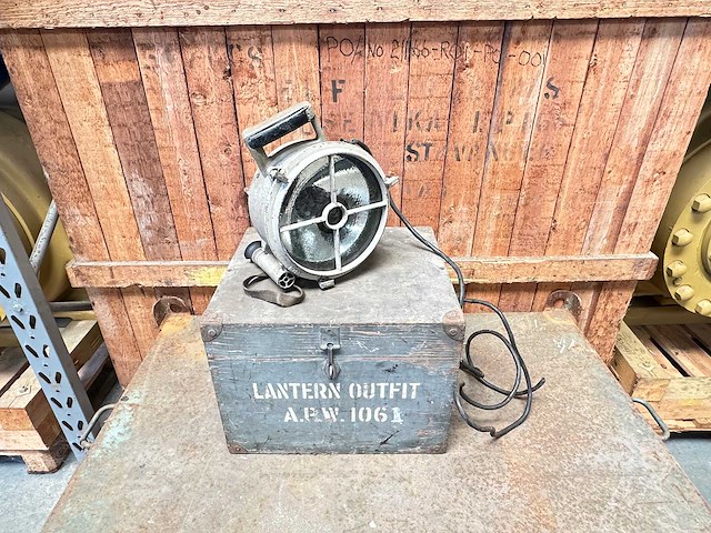 Blc seinlamp in houten kist - afbeelding 1 van  5
