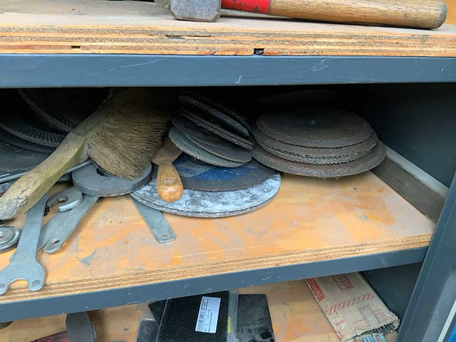 Blerk kast met inhoud - afbeelding 4 van  18
