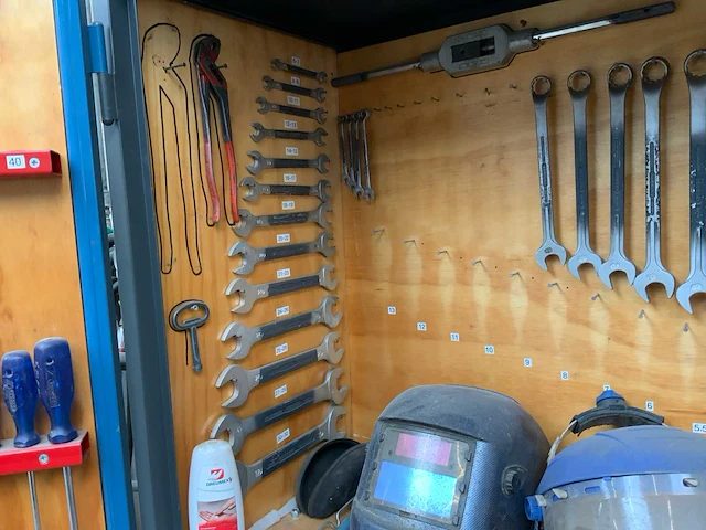 Blerk kast met inhoud - afbeelding 12 van  18