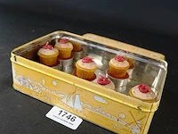 Blik met kunstkoekjes als kaarsjes