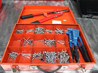Blindklinknageltang en 2 poptangen in metalen kist. - afbeelding 1 van  2