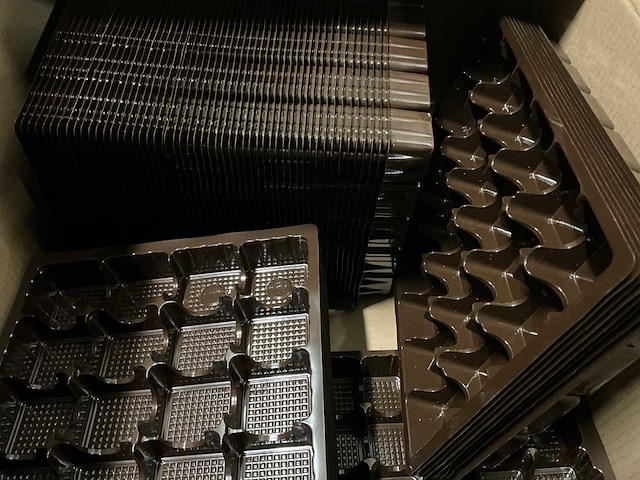 Bliston 8 / 9 vaks inleg tray partij plastic verpakkingen met partij bruine inlegtrays - afbeelding 3 van  11