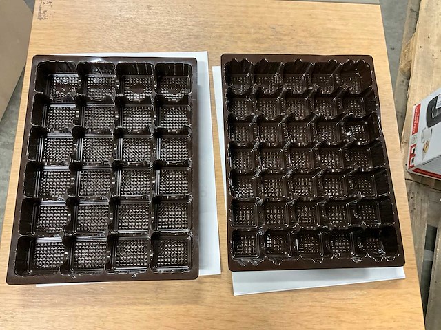 Bliston 8 / 9 vaks inleg tray partij plastic verpakkingen met partij bruine inlegtrays - afbeelding 7 van  11