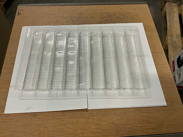Bliston 8 / 9 vaks inleg tray partij plastic verpakkingen met partij bruine inlegtrays - afbeelding 3 van  11