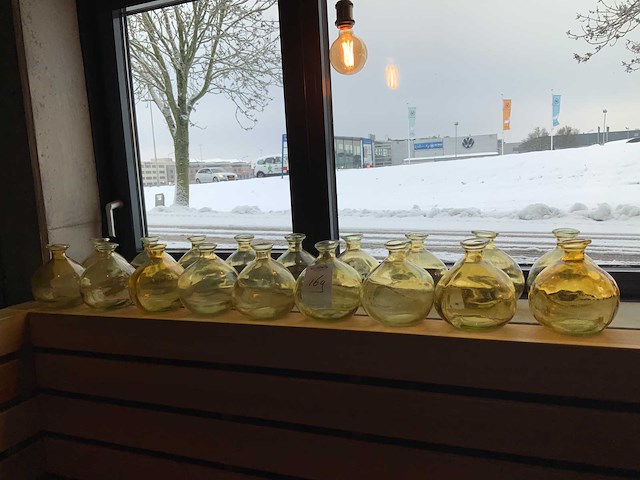 Bloem vazen - fles geel glas (18x) - afbeelding 2 van  2