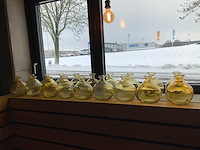 Bloem vazen - fles geel glas (18x) - afbeelding 2 van  2