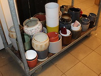 Bloemen en plantenpotten op schap in diverse maten en uitvoeringen. - afbeelding 2 van  2