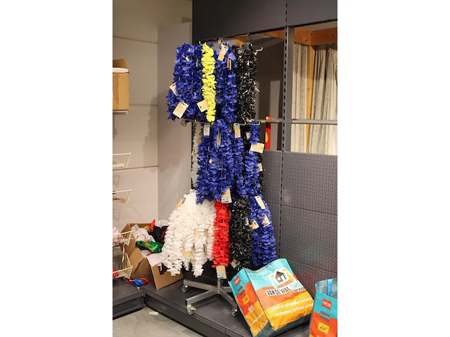 Bloemenkransen op verrijdbaar winkelrek in diverse kleuren. - afbeelding 2 van  2