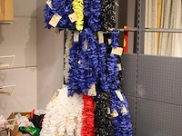 Bloemenkransen op verrijdbaar winkelrek in diverse kleuren. - afbeelding 2 van  2