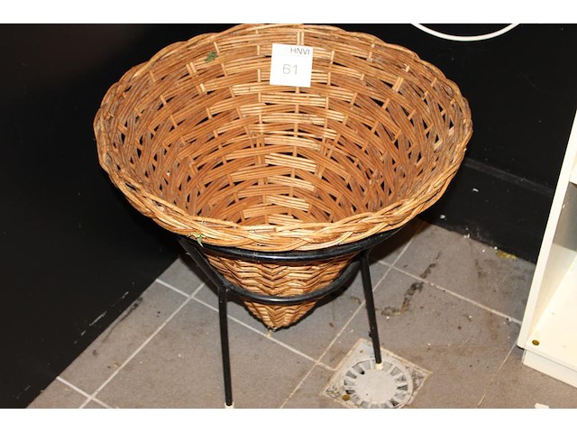 Bloemenmand op onderstel. doorsnede 57 cm. - afbeelding 1 van  2