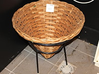 Bloemenmand op onderstel. doorsnede 57 cm. - afbeelding 1 van  2