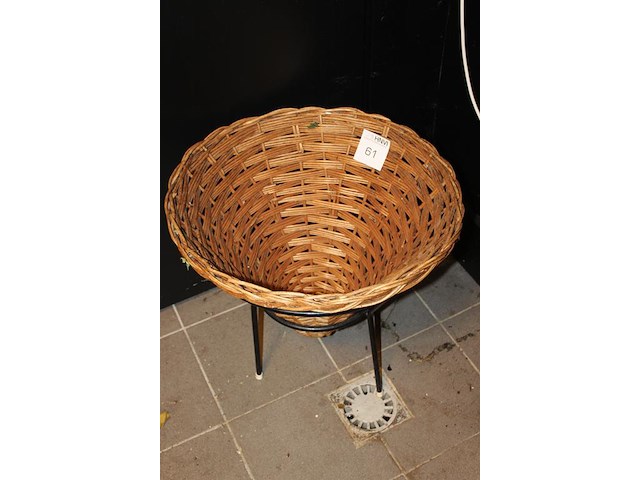 Bloemenmand op onderstel. doorsnede 57 cm. - afbeelding 2 van  2