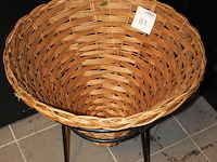 Bloemenmand op onderstel. doorsnede 57 cm. - afbeelding 2 van  2