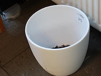 Bloemenpot. afmeting 32 x 28 cm. - afbeelding 2 van  2