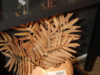 Bloemenvaas met kunstbladeren hoogte ca. 30 cm. - afbeelding 2 van  2