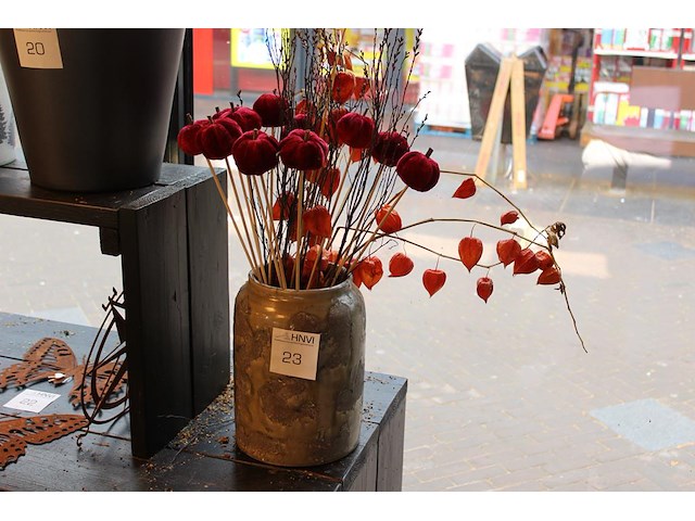 Bloempot met diverse decoratie hoogte 30 cm. - afbeelding 1 van  2