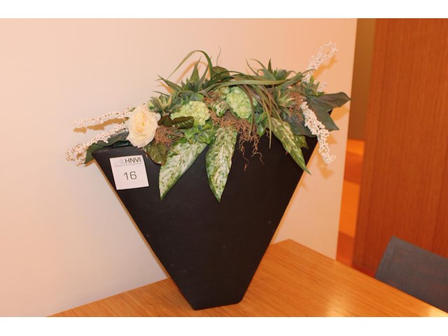 Bloempot met kunstbloemen. hoogte 55 cm. - afbeelding 1 van  2