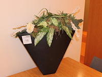 Bloempot met kunstbloemen. hoogte 55 cm. - afbeelding 1 van  2