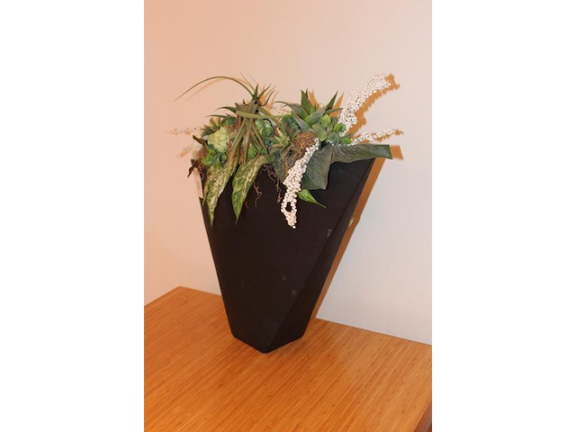 Bloempot met kunstbloemen. hoogte 55 cm. - afbeelding 2 van  2