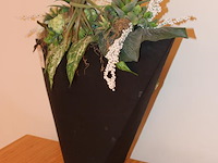 Bloempot met kunstbloemen. hoogte 55 cm. - afbeelding 2 van  2