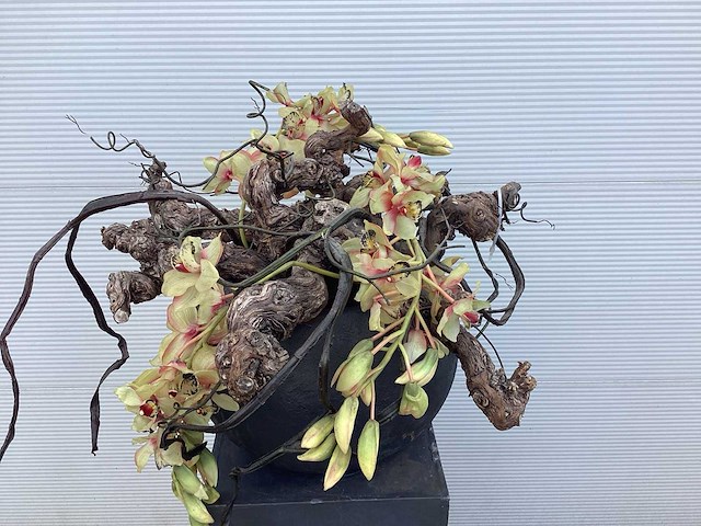 Bloempot met wijnranken en kunstorchidee - afbeelding 2 van  3