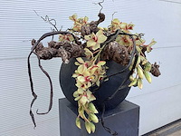 Bloempot met wijnranken en kunstorchidee - afbeelding 3 van  3