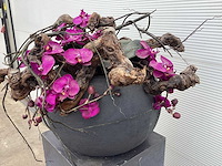 Bloempot met wijnranken en kunstorchidee - afbeelding 3 van  3