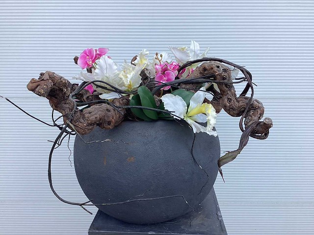 Bloempot met wijnranken en kunstorchidee - afbeelding 1 van  4